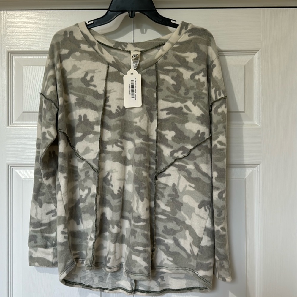 NWT lightweight fleece gray camouflage shirt